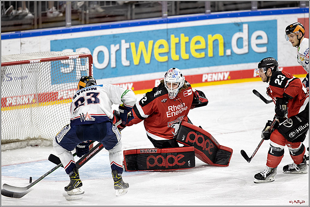 PENNY DEL Viertelfinale 2. Spiel;  Koelner Haie - Eisbaeren Berlin; Koeln, 12.04.2022